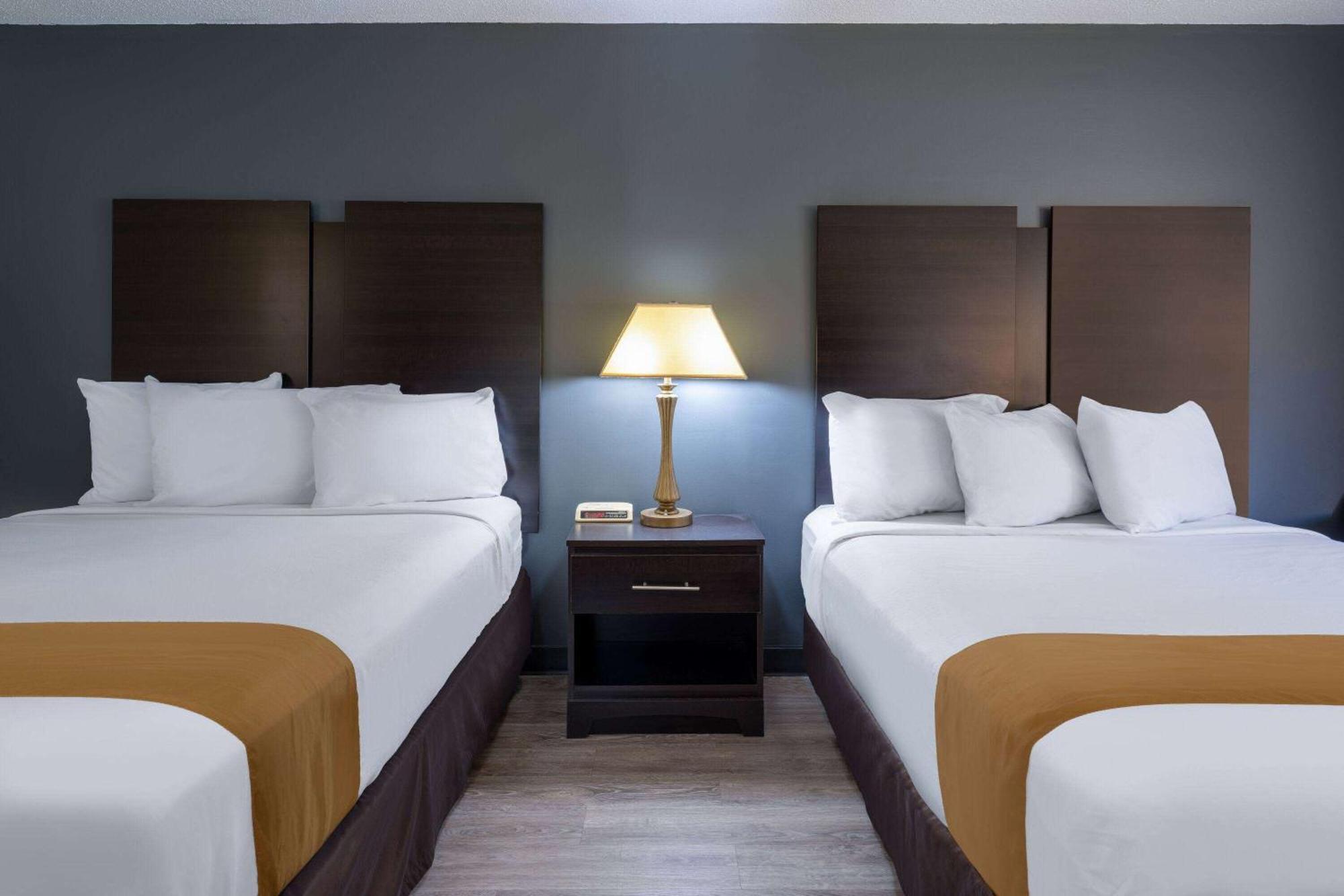 Travelodge By Wyndham Меррілл Екстер'єр фото