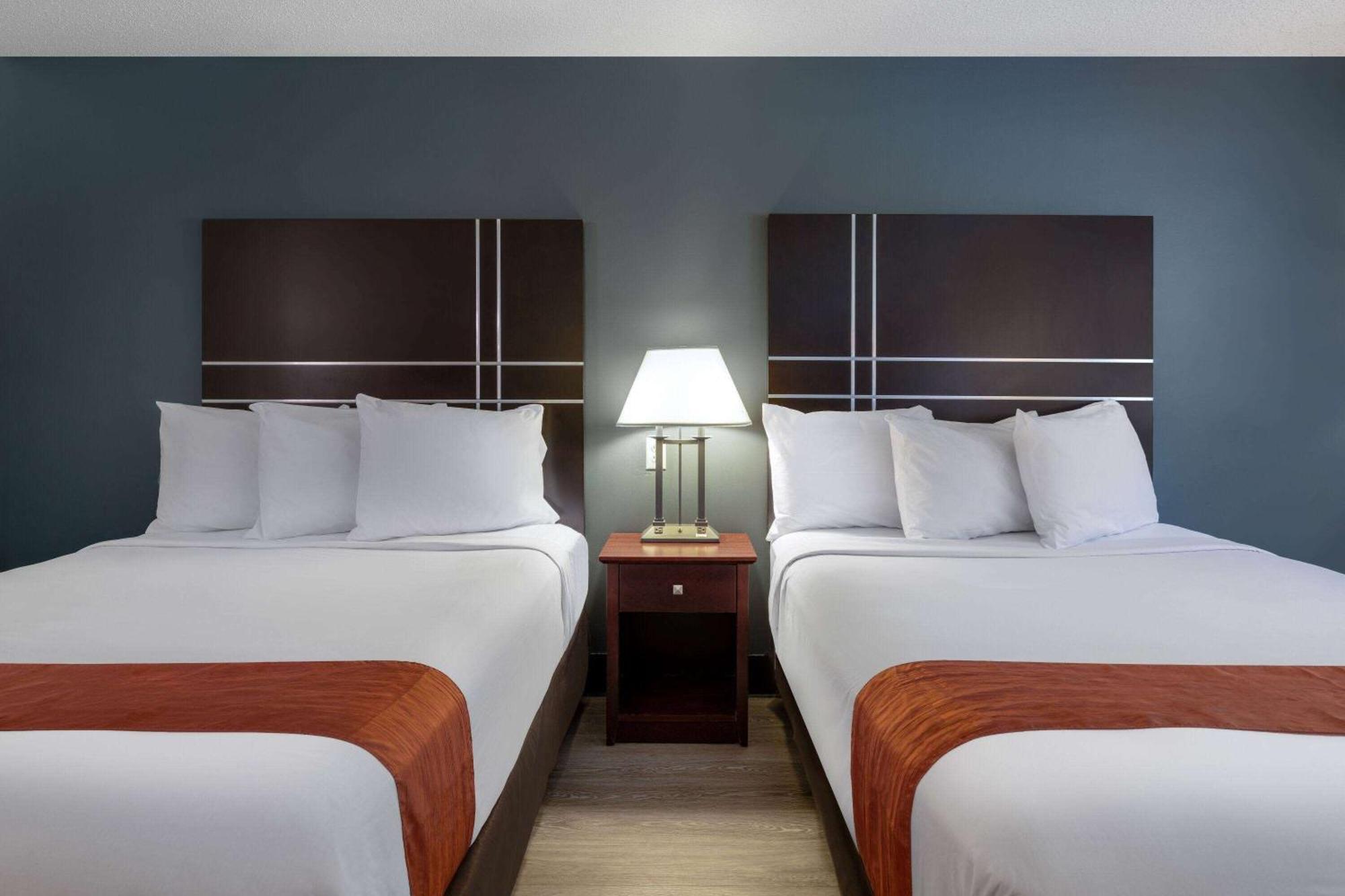 Travelodge By Wyndham Меррілл Екстер'єр фото