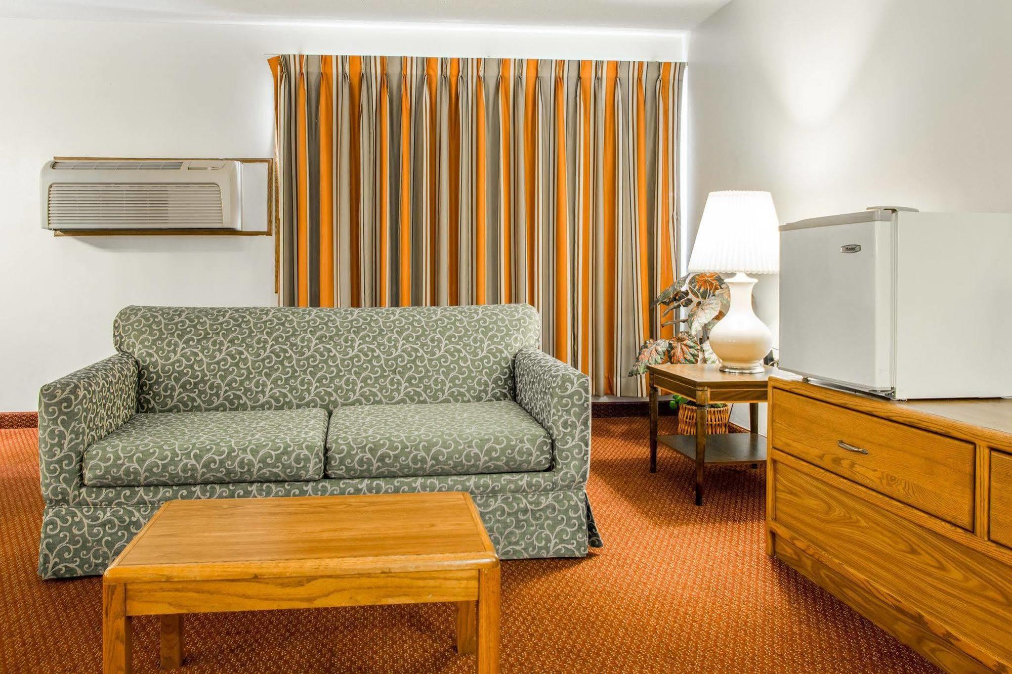 Travelodge By Wyndham Меррілл Екстер'єр фото