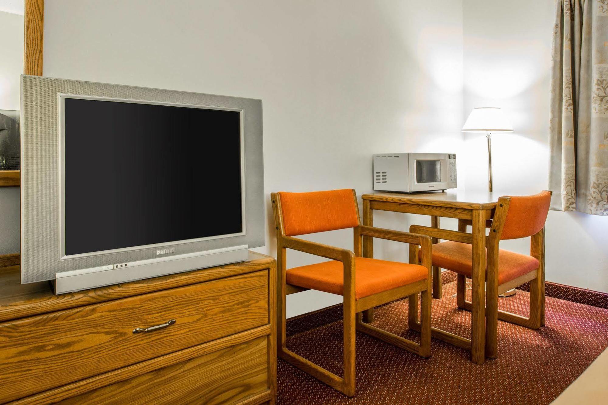 Travelodge By Wyndham Меррілл Екстер'єр фото